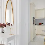 Modern Chic & Classic Elegance In Daire