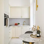 Modern Chic & Classic Elegance In * Budapeşte