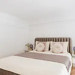 Daire Modern Chic & Classic Elegance In