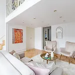 Modern Chic & Classic Elegance In Daire Budapeşte