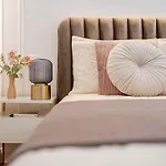 Daire Modern Chic & Classic Elegance In *
