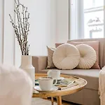 Modern Chic & Classic Elegance In * Budapeşte