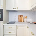 Daire Modern Chic & Classic Elegance In *