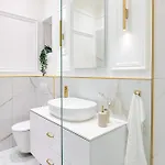 Modern Chic & Classic Elegance In Daire