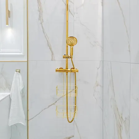 아파트 Modern Chic & Classic Elegance In *