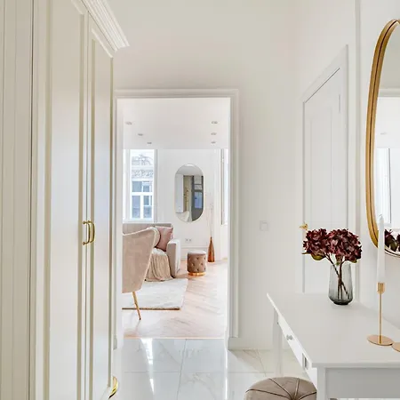 Modern Chic & Classic Elegance In 아파트