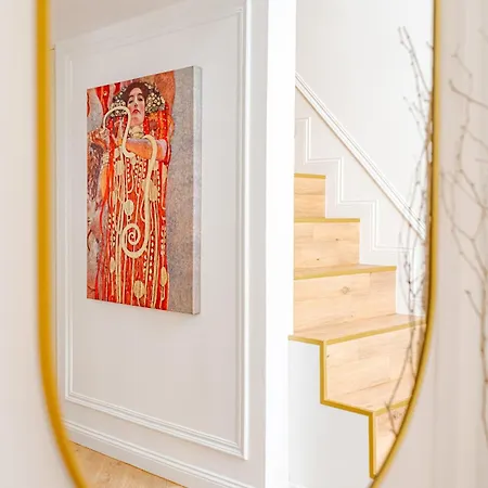 Modern Chic & Classic Elegance In Budapeşte