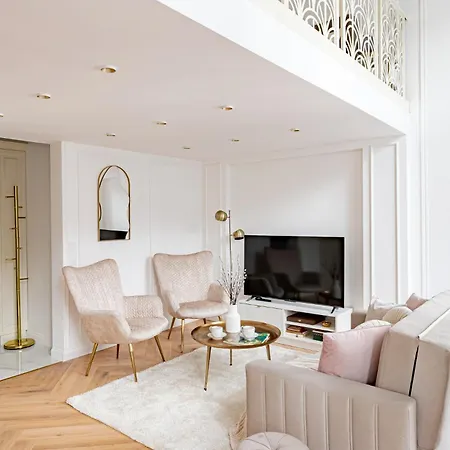Modern Chic & Classic Elegance In 公寓