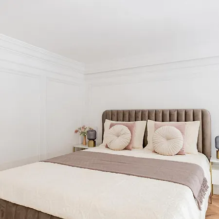 Daire Modern Chic & Classic Elegance In