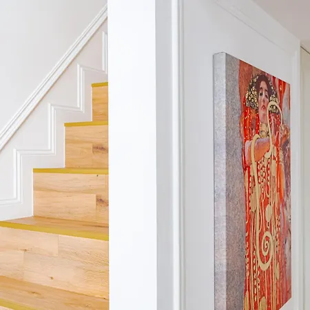 아파트 Modern Chic & Classic Elegance In