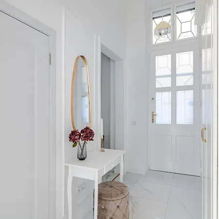 Modern Chic & Classic Elegance In * Budapeşte