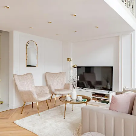 Modern Chic & Classic Elegance In 公寓