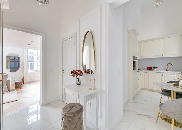 Modern Chic & Classic Elegance In Апартаменты *