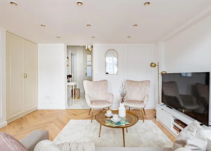 Modern Chic & Classic Elegance In Апартаменты *