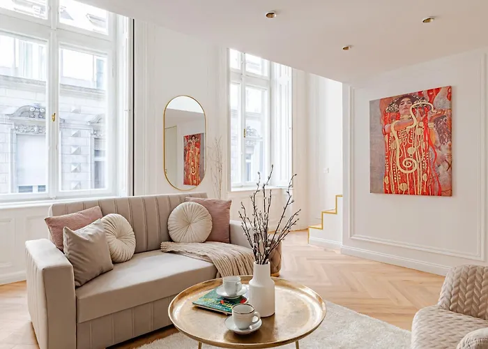 Modern Chic & Classic Elegance In Будапешт