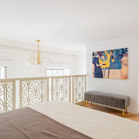 Apartment Modern Chic & Classic Elegance In