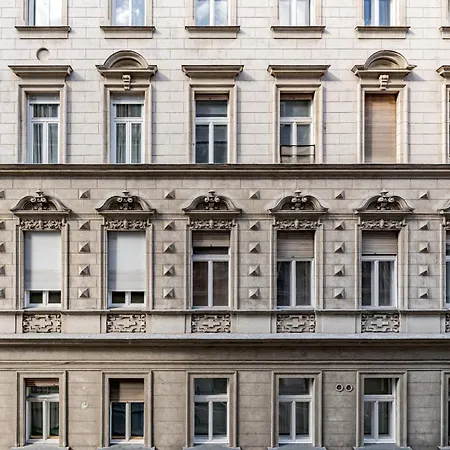 Апартаменты Modern Chic & Classic Elegance In