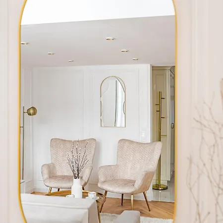 Апартаменты Modern Chic & Classic Elegance In