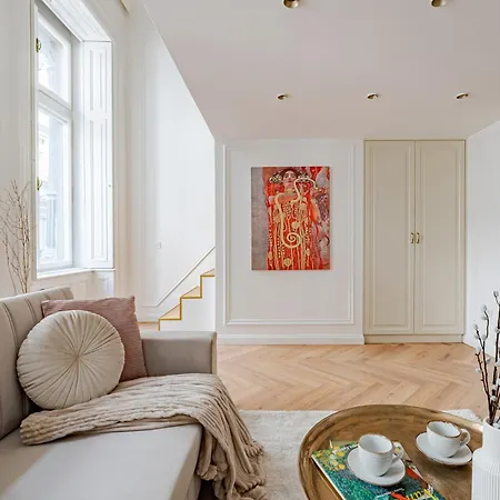 Modern Chic & Classic Elegance In Апартаменты