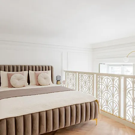 Modern Chic & Classic Elegance In Апартаменты *