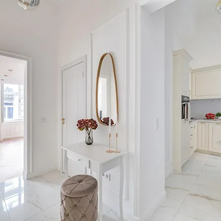 Modern Chic & Classic Elegance In Lägenhet *