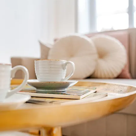 Modern Chic & Classic Elegance In Lägenhet *