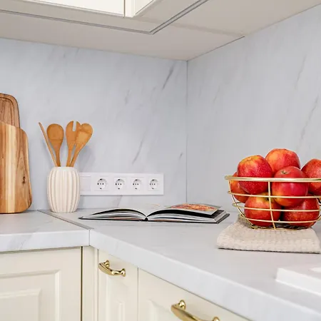 Modern Chic & Classic Elegance In *