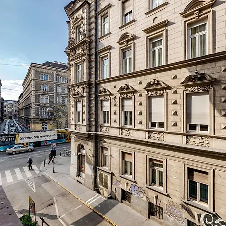 Modern Chic & Classic Elegance In