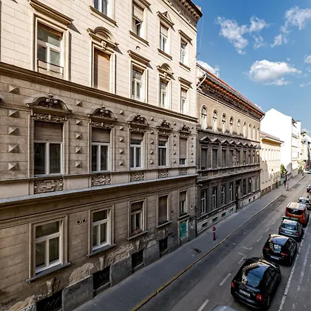 Modern Chic & Classic Elegance In Lägenhet *