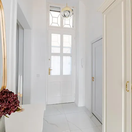 Lägenhet Modern Chic & Classic Elegance In Budapest