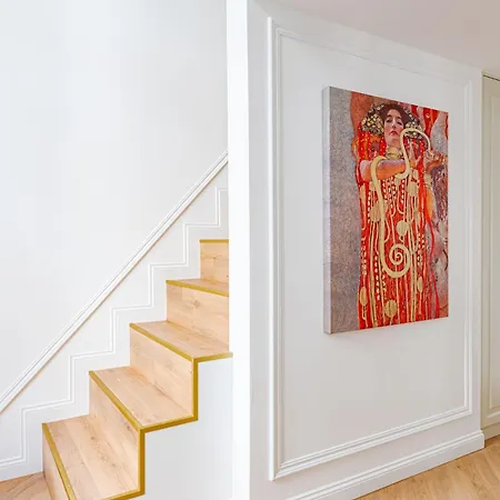 Modern Chic & Classic Elegance In Lägenhet Budapest