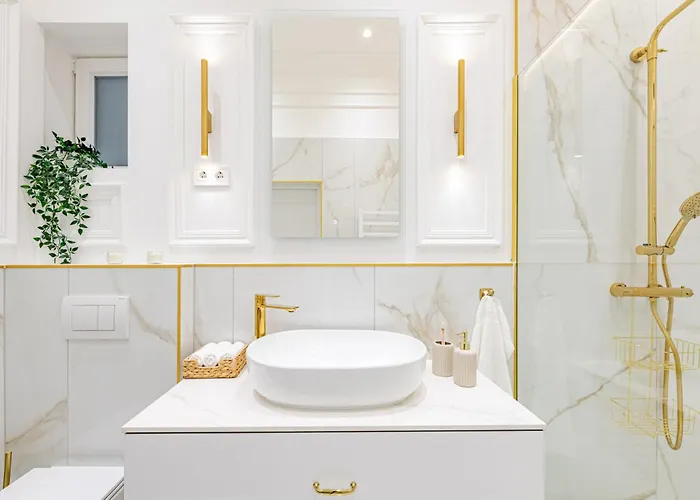 Modern Chic & Classic Elegance In * Budapesta
