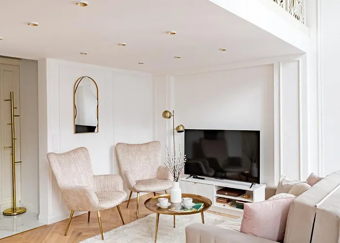 Modern Chic & Classic Elegance In Apartament
