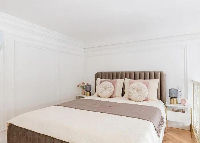 Apartament Modern Chic & Classic Elegance In