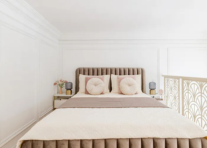 Modern Chic & Classic Elegance In Budapesta
