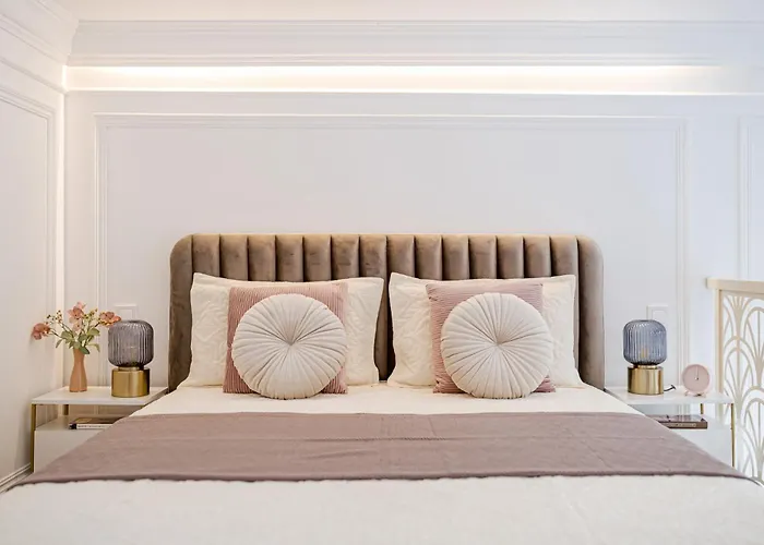 Modern Chic & Classic Elegance In * Budapesta