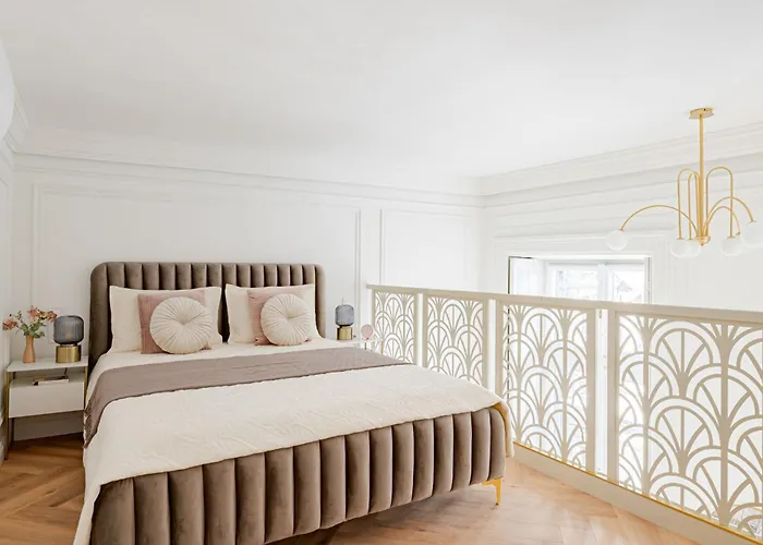 Modern Chic & Classic Elegance In Apartament *