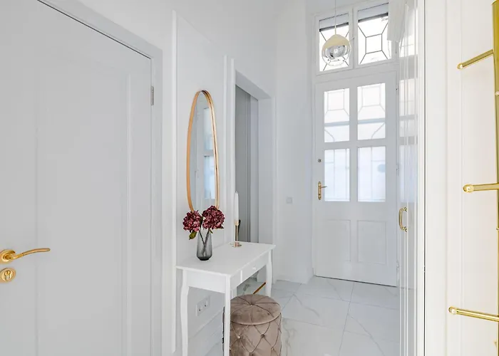 Modern Chic & Classic Elegance In * Budapesta
