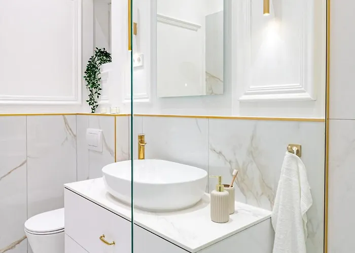 Modern Chic & Classic Elegance In Apartament